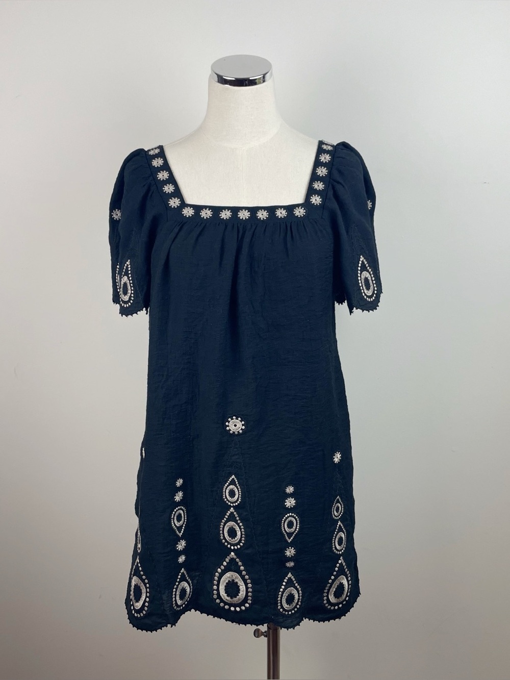 BCBGMaxAzria Black Tan Embroidered Scallop Flutter Sleeve Boho Floral Dress